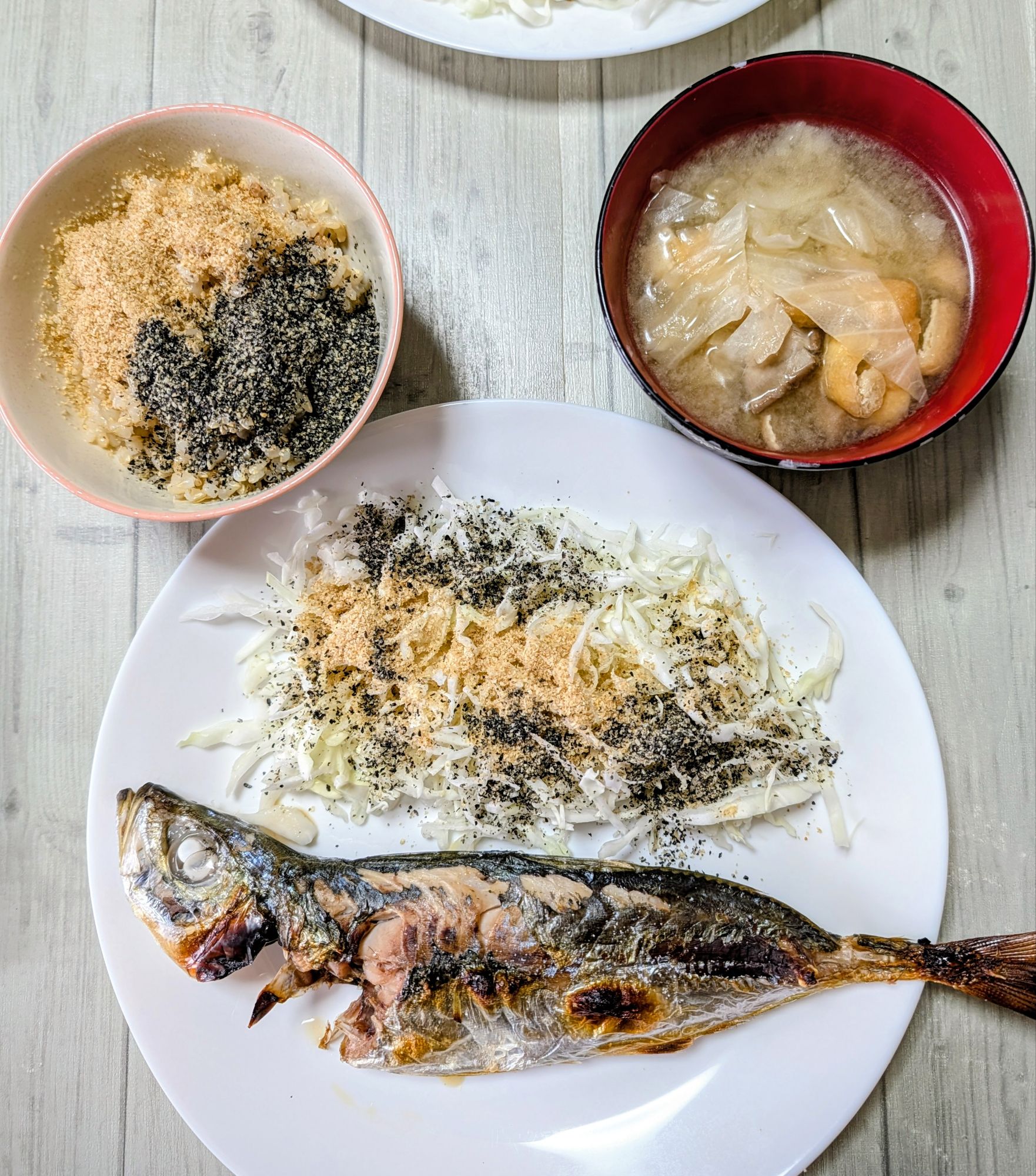 ​【毎日大さじ2杯の美習慣】「すりごま」の凄すぎる美容・健康効果！白ごま・黒ごまの違いと手軽な摂り方